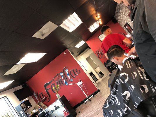 La Familia Barbershop by null