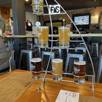 Full Sail Brew Pub - Beer Flight - Pubs Near Me - Hood River, Oregon Full Sail Brew Pub - Beer Flight - Pubs Near Me - Hood River, Oregon