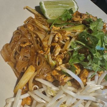 Manaow - Pad Thai - Thai Near Me - Long Beach, California Manaow - Pad Thai - Thai Near Me - Long Beach, California