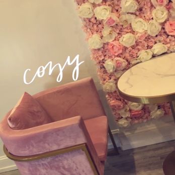 PTEA - Nice seats/ flower wall with marble tables! - Bubble Tea Near Me - Quincy, Massachusetts
