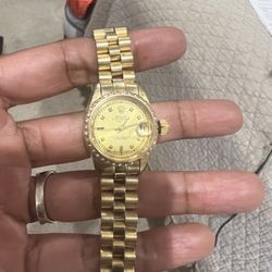My mother's vintage Nolex. She's worn this since the early 80s! Hahahahahahaha!