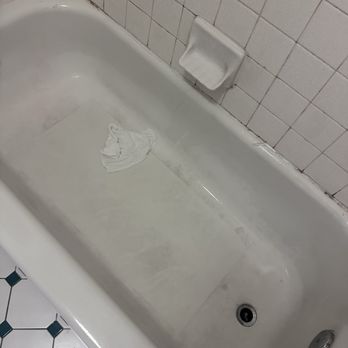 La Quinta Inn by Wyndham Phoenix Thomas Road - Dirty tub - Hotels Near Me - Phoenix, Arizona