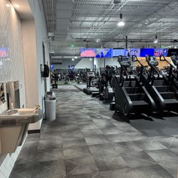 O2 Fitness - Rows of machines
