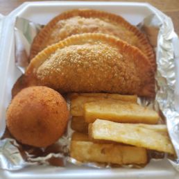 Empanada , Relleno y Yuca Frita Empanada , Relleno y Yuca Frita