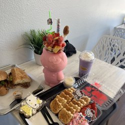 Fruteria EL Manguito - Hello kitty pancakes Horchata kitty drink Special Torta Especial Taro with almond milk