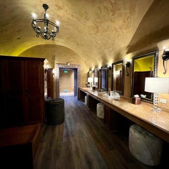 Spa Terra - Locker room and vanities - Day Spas Near Me - Napa, California