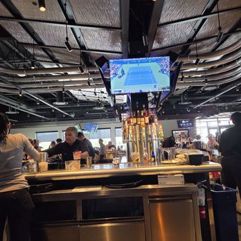 Yard House - Large Center Bar- note the multiple overhead pipes from the Brew Room - American Near Me - Sparks, Nevada