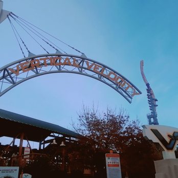 The Flash : Vertical Velocity - The entry sign to this Intamin-built shuttle coaster isn't very inspired. - Amusement Parks Near Me - Gurnee, Illinois