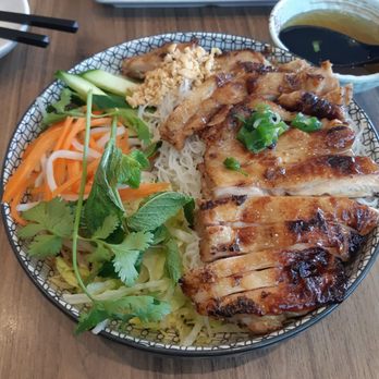 Pho In Love - Grilled chicken on vermicelli with nuoc cham for the perpetual dieter (me). DELICIOUS. - Vietnamese Near Me - Richmond Hill, Ontario