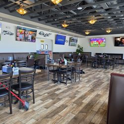 Wild Wings Restaurant & Lounge - Other half of the Restaurant.