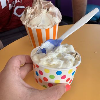 Super Scoops Ice Cream - 2 scoops compared to 4 scoops - Ice Cream & Frozen Yogurt Near Me - Centerville, Ohio Super Scoops Ice Cream - 2 scoops compared to 4 scoops - Ice Cream & Frozen Yogurt Near Me - Centerville, Ohio