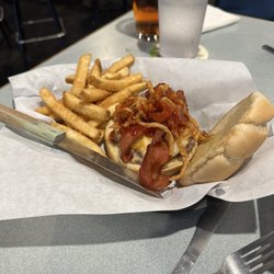 The Hive Bar & Grill - Muddy Memphis burger