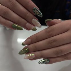 Queen Bee Nail Shop - Gel x with design