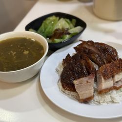 再興燒臘飯店 - 燒肉燒鵝飯。生菜。例湯。