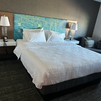 Hampton Inn by Hilton St. Catharines Niagara - Standard King room. - Hotels Near Me - St. Catharines, Ontario