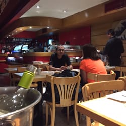 Miyako - Vue de l'intérieur du restaurant, design élégant et ambiance décontractée.