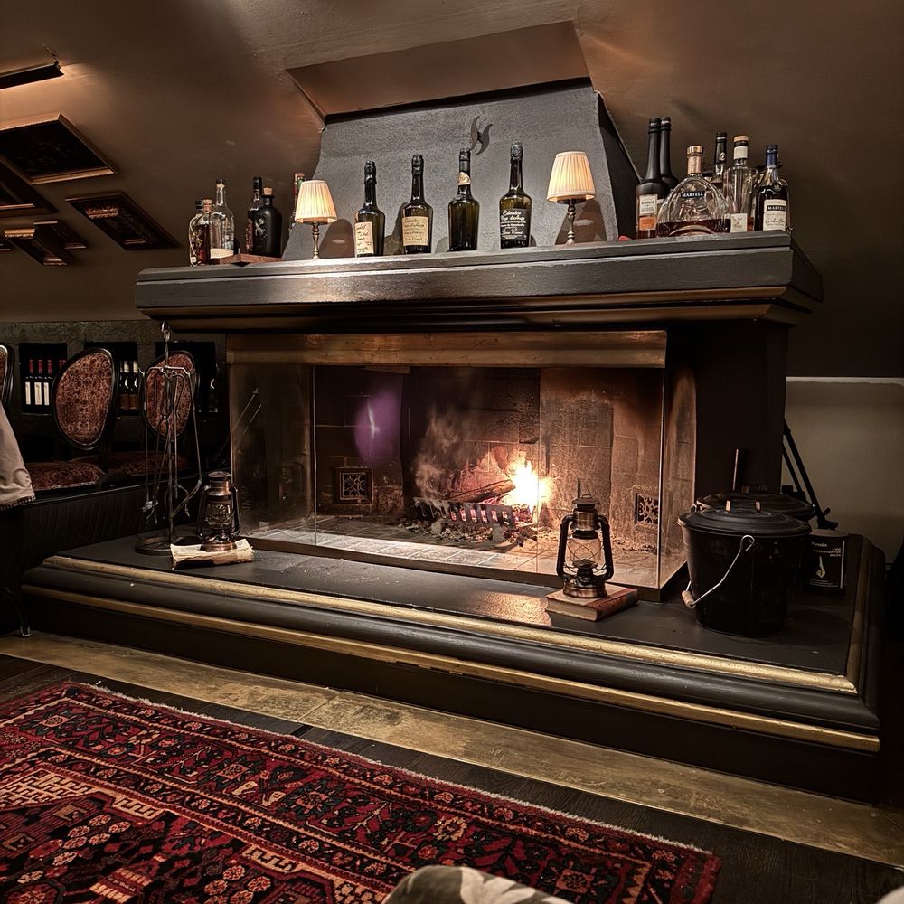 Hotel Pigalle - Fireplace in the middle of the restaurant to center the room and sit with your drinks. - Hotels Near Me - Gothenburg, O