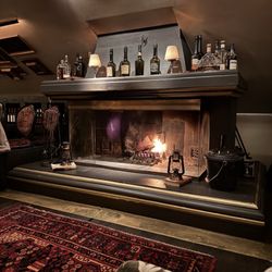 Hotel Pigalle - Fireplace in the middle of the restaurant to center the room and sit with your drinks.