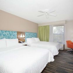 Hampton Inn & Suites Kansas City-Merriam - Guest room
