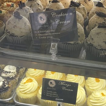 Jennivee’s Bakery - Cookies n Cream Cupcake and Mango Cream Cupcake - Desserts Near Me - Chicago, Illinois