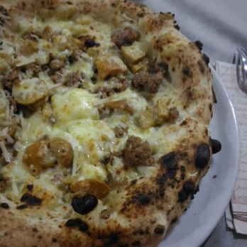 Da Lionello - Pizza Ortese: funghi porcini, provola affumicata, salsiccia e scaglie di parmigiano! - Pizza Near Me - Orta di Atella, CE Da Lionello - Pizza Ortese: funghi porcini, provola affumicata, salsiccia e scaglie di parmigiano! - Pizza Near Me - Orta di Atella, CE