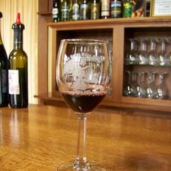 Columbia Wine Tours - Wine tasting at The Gorge White House