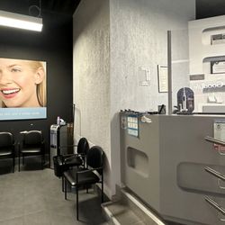 Altima Yonge Eglinton Dental Centre - Altima Yonge Eglinton Dental Centre waiting area