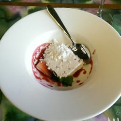 Trattoria Murano - Deser lodowy z malinami i bezą