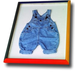 Kai Ortlieb Buchbinderei - Objektrahmung einer Kinderhose