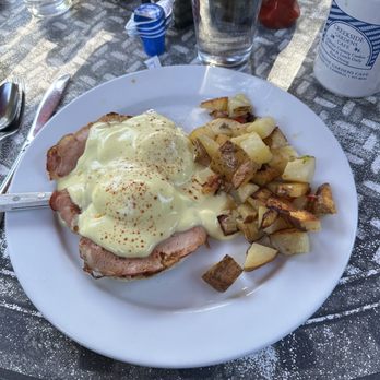 Creekside Garden Cafe - Eggs Benedict - Breakfast & Brunch Near Me - Cambria, California