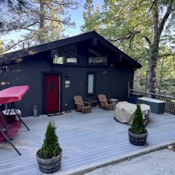 Palm Springs Cool Rentals - Newly painted luxury cabin in Idyllwild with amazing views. Enjoy lots of seating on the front deck and enjoy privacy and wildlife.