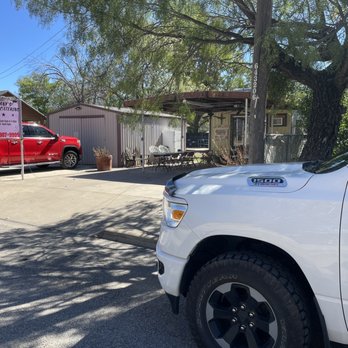 Juanys BBQ - a white truck parked in front of a house - Barbeque Near Me - Sonora, Texas Juanys BBQ - a white truck parked in front of a house - Barbeque Near Me - Sonora, Texas