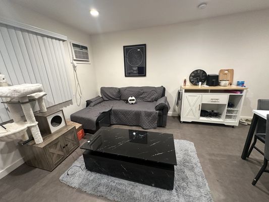 Hollywood Off Vine (Hov) by null