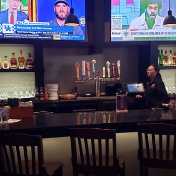 Drago’s Seafood Restaurant - Bar area - Seafood Near Me - Baton Rouge, Louisiana