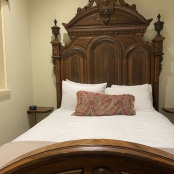 Hotel Diamond - So many antique furniture - Hotels Near Me - CHICO, California