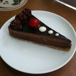 Montireto - Torta trufada: torta de chocolate meio amargo com nozes. Ótima opção para quem não gosta de doces muito enjoativos!