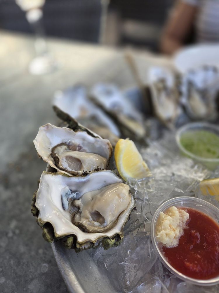 EMC Seafood & Raw Bar - Woodland Hills