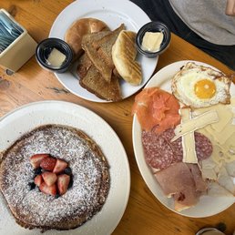 Pfannkuchen with apples and schlemmer breakfast! Pfannkuchen with apples and schlemmer breakfast!