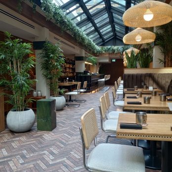 Garden Room - Inside the restaurant - Thai Near Me - Montreal, Quebec