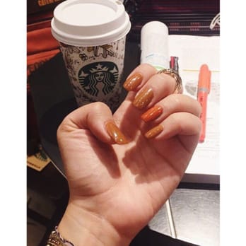 Central Nails - Fall-appropriate short UV gels - Nail Salons Near Me - Mississauga, Ontario