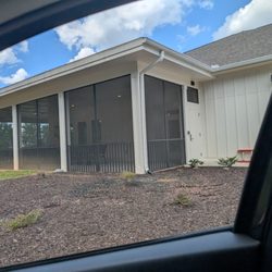 Carillion Oaks - Screened in back porch.