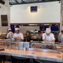 Kushiyu - The sushi bar and chefs