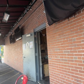 Two Hound Red Brewing - Brewpubs Near Me - Glen Ellyn, Illinois