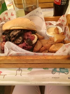 Le Grand Burger by null