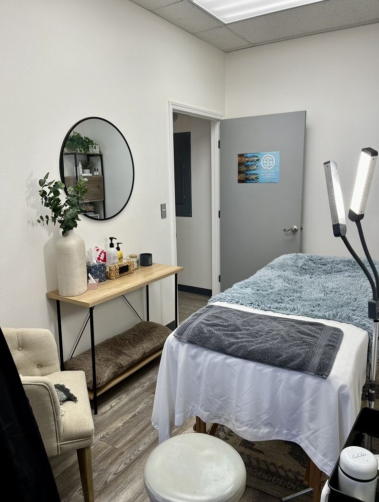 GLOW & LASH BEAUT’E 1735 W Franklin Rd, Meridian, Idaho Spray