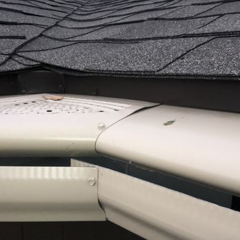 LeafGuard of Chicago - inadequate corner draining, dripping below causing ice hazard - Gutter Services Near Me - Burr Ridge, Illinois LeafGuard of Chicago - inadequate corner draining, dripping below causing ice hazard - Gutter Services Near Me - Burr Ridge, Illinois