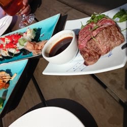 Saltsjö pir - Fritterad hot tuna roll, softshellcrab roll och biff tataki