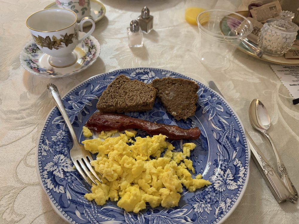 The Maid's Quarters Bed Breakfast and Tearoom Logo