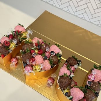 Miy Sweet Sensations - Chocolate covered strawberry - Custom Cakes Near Me Miy Sweet Sensations - Chocolate covered strawberry - Custom Cakes Near Me