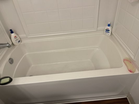 Before and after Tub cleaning - Call us now to leave your tub spotless! Before and after Tub cleaning - Call us now to leave your tub spotless!